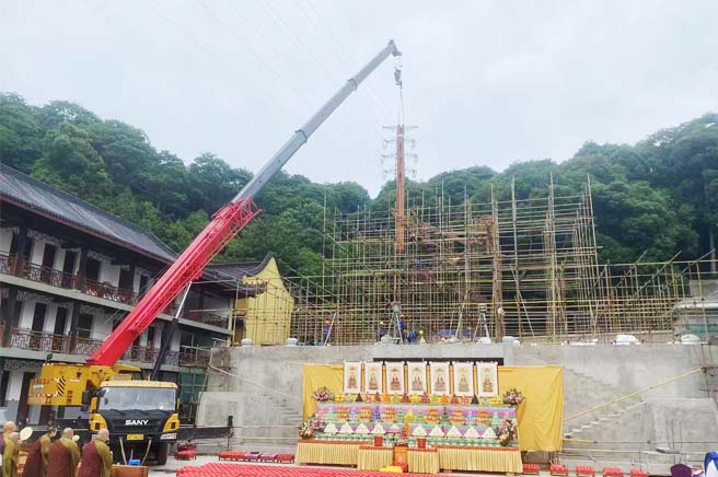 行一风水大师寺院看风水现场.jpg